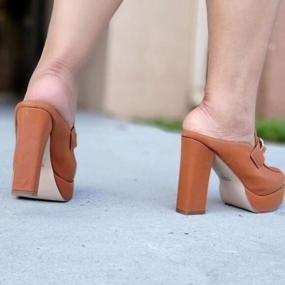 Tan Platform Heeled Mule Loafers with Gold Chain Closed Toe - Picture 4 of 5
